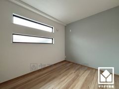 約5.3帖の洋室です。全居室に窓がございます。明るい陽光がたっぷり差し込む心地よい生活空間です。