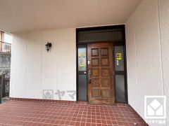 欄間や袖の窓から光が差し込み、外出時にも帰宅時にも、明るい気持ちになれる玄関です。