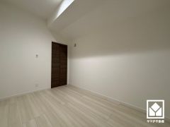 納戸にもウォークインクローゼットがあり、居室としてもお使いいただけます。お子様のお部屋などにも丁度良い広さです。
