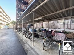 屋根付きなので、雨や風、直射日光から自転車を守ることができます。