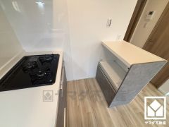 備え付けのミニカップボードがあり、スッキリとした空間が保てます。カウンター付きで配膳や片付けもしやすいです。