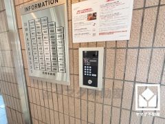 安心・安全な暮らしをサポートする、最新のオートロックシステムも完備。