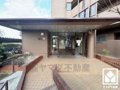 広々とした明るいエントランス。綺麗に整備されており、帰宅時や来客時にも気持ちの良い空間です。