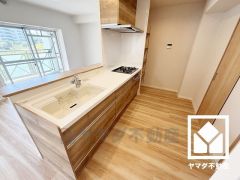 カウンターキッチンなので配膳や片付けがしやすく、お料理中でもお子様の様子が分かって安心です。毎日の料理がもっとスムーズになる、便利な3口コンロ付き。