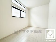 約5帖の2階洋室です。お子様のお部屋などにも丁度良い広さです。独立した居室なのでプライベートな時間をゆったり過ごせそうです。