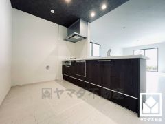 フラットタイプのカウンターキッチンなので配膳や片付けがしやすく、お料理中でもお子様の様子が分かって安心です。