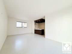 広々17.4帖のLDKが魅力。家族全員がリラックスできる、ゆったりとした快適リビングで温かい団らんの時間を。