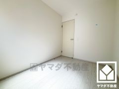 約4.3帖の2階洋室です。全居室フローリングでお掃除ラクラクです。