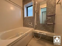 1日の疲れを癒す浴室でゆったりリフレッシュ。小窓が付いているので明るく、こもりがちな湿気もすぐ取り除くことができます。