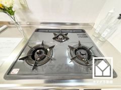 毎日の料理がもっとスムーズに。便利な3口コンロ付きキッチン。