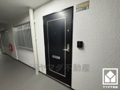 玄関ドアは防犯性の高いダブルロックドアです。