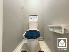 明るく清潔感溢れるトイレです。