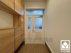 玄関にはシューズボックスを完備。家族の靴もしっかり収納できるので、玄関がいつも片付き、気持ちよくお客様を迎えられます。