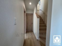 シンプルで洗練された玄関スペース。帰るたびにホッとできる、心地よい住まいの入り口。