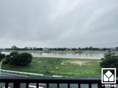 武庫川を望むリバーサイドビューが魅力。前面に視界を遮る高い建物がなく、開放的な景色が広がります。