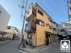 キッチンは空間を有効活用できる壁付けタイプ。