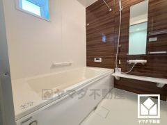 清潔感あふれる空間で、毎日のバスタイムをより快適に。真冬の寒い浴室を暖かく、また雨の日の洗濯物の乾燥にと多用途に活躍する浴室暖房乾燥機付きです。