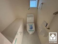 トイレが1階と2階にあるので、朝の忙しい時間にも混雑せず快適です。1階にはトイレットペーパーのストックや消耗品置き場、小物置きなどとしてもお使いいただけるカウンタースペースがございます。