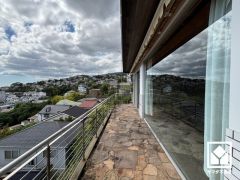 南向きバルコニーで陽当たり、風通し良好。前面に視界を遮る高い建物がなく、開放的な景色が広がります。