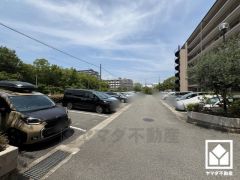 敷地内に駐車場を完備。重い荷物や雨の日の移動もスムーズで、快適なカーライフを実現。