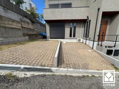 駐車スペース確保。玄関のそばで荷物の上げ下ろしができるので便利です。重い荷物や雨の日の移動もスムーズで、快適なカーライフを実現。