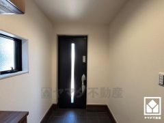 ドアの窓から光が差し込み、外出時にも帰宅時にも、明るい気持ちになれる玄関です。