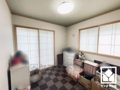 2面採光で陽光がたっぷり差し込む洗練された約4.5帖の1階和室。温かみのあるスッキリとしたデザインが、暮らしを心地よく彩ります。