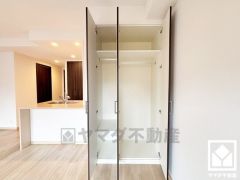 リビングや廊下にも収納があり、住空間を広々お使いいただけます。