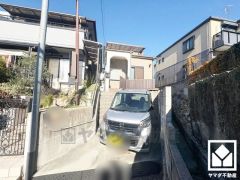 畳コーナーの壁面や、畳下にも収納スペースがあり、住空間を広々お使いいただけます。