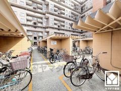 屋根付き駐輪場なので、雨や風、直射日光から自転車を守ることができます。