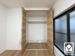 新たに家具を買わなくても良いので、ハンガーパイプ付きのクローゼットは嬉しいですね。