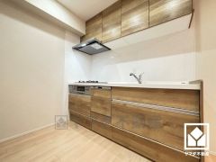 落ち着いた木目調のデザインが魅力のシステムキッチンです。