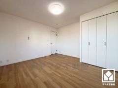 約9帖の洋室です。全居室フローリングでお掃除ラクラクです。