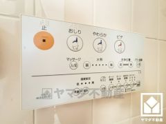 温水洗浄便座付きで、季節を問わずいつでも温かい便座をお使いいただけます。