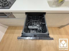 毎日の家事の負担を軽減でき、水道代の節約にもなる食器洗乾燥機付き。