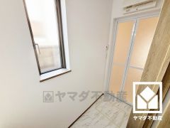 小さなお子様のお風呂上りもこのスペースがあればゆったりとして頂けます。室内洗濯機置場がございますので、天候に左右されず洗濯していただけます。