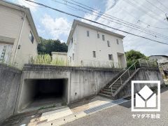 落ち着いた色合いと直線的な美しさが調和した外観。帰るたびに安心感を感じられる佇まい。