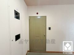 シンプルで洗練された玄関デザイン。帰るたびにホッとできる、心地よい住まいの入り口。