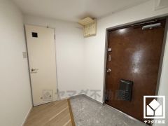 玄関は余裕をもたせた広さになっているので、家族が揃って靴を選んだりお出かけの準備を整えたりすることができます。ベビーカーでの出入りも楽々です。