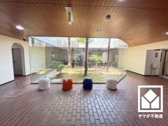 ガラス越しに坪庭の見えるゆったりとしたロビーが、住まう人の憩いの場に。落ち着いた空間で、ほっと一息つける時間を。