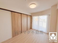 バルコニーにつながるお部屋で、通風・陽当たり良好。