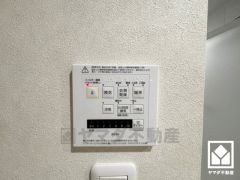 浴室暖房乾燥機付き。真冬の寒い浴室を暖かく、また雨の日の洗濯物の乾燥にと多用途に活躍する機能です。