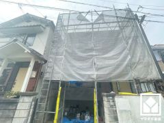 キッチンは空間を有効活用できる壁付けタイプ。