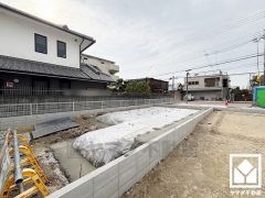 「ファミリーマート近松公園」まで徒歩3分、「コープ尼崎近松」まで徒歩8分、「ウエルシア尼崎御園店」まで徒歩9分など、お買い物施設が徒歩圏内に複数あり便利な住環境です。