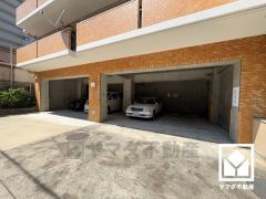 敷地内に屋内駐車場を完備。重い荷物や雨の日の移動もスムーズで、快適なカーライフを実現。
