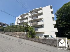 陽光に映える美しい外観。街並みに馴染みながらも、ひときわ目を引く存在感。