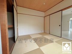 リビングに隣接しており一体利用も可能です。キッチンから見渡せる位置なので、小さなお子様の遊び場、お昼寝スペースとしても安心してお使いいただけます。