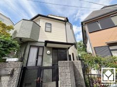 玄関周りには美しいデザインの窓が豊富に設置されており、明るい光が差し込みます。外出時にも帰宅時にも、明るい気持ちになれる玄関です。