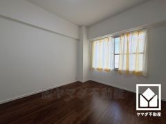 約5.5帖の洋室です。大きな窓からは明るい光が降り注ぎます。