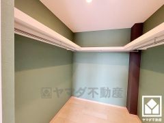 収納力豊富なウォークインクローゼット付き。季節の荷物、趣味の道具や日用品のストックなども収納可能。